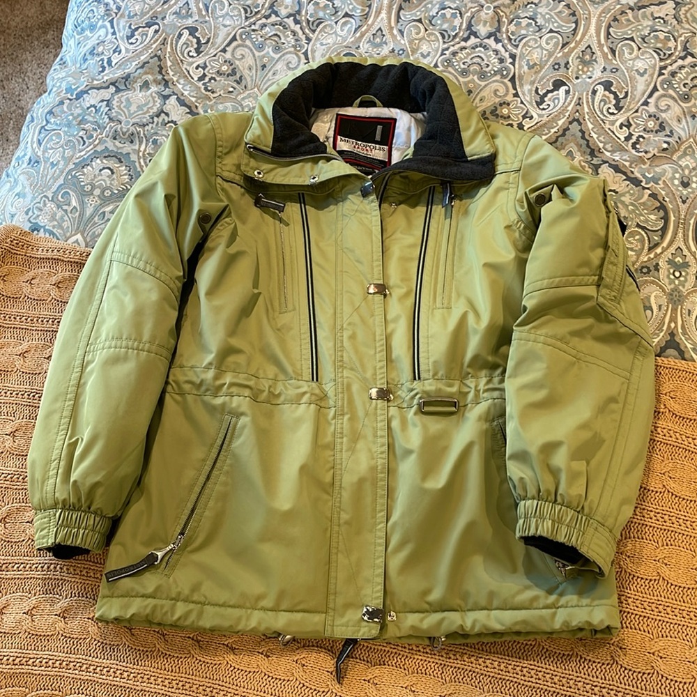 Women’s ski jacket, light green.